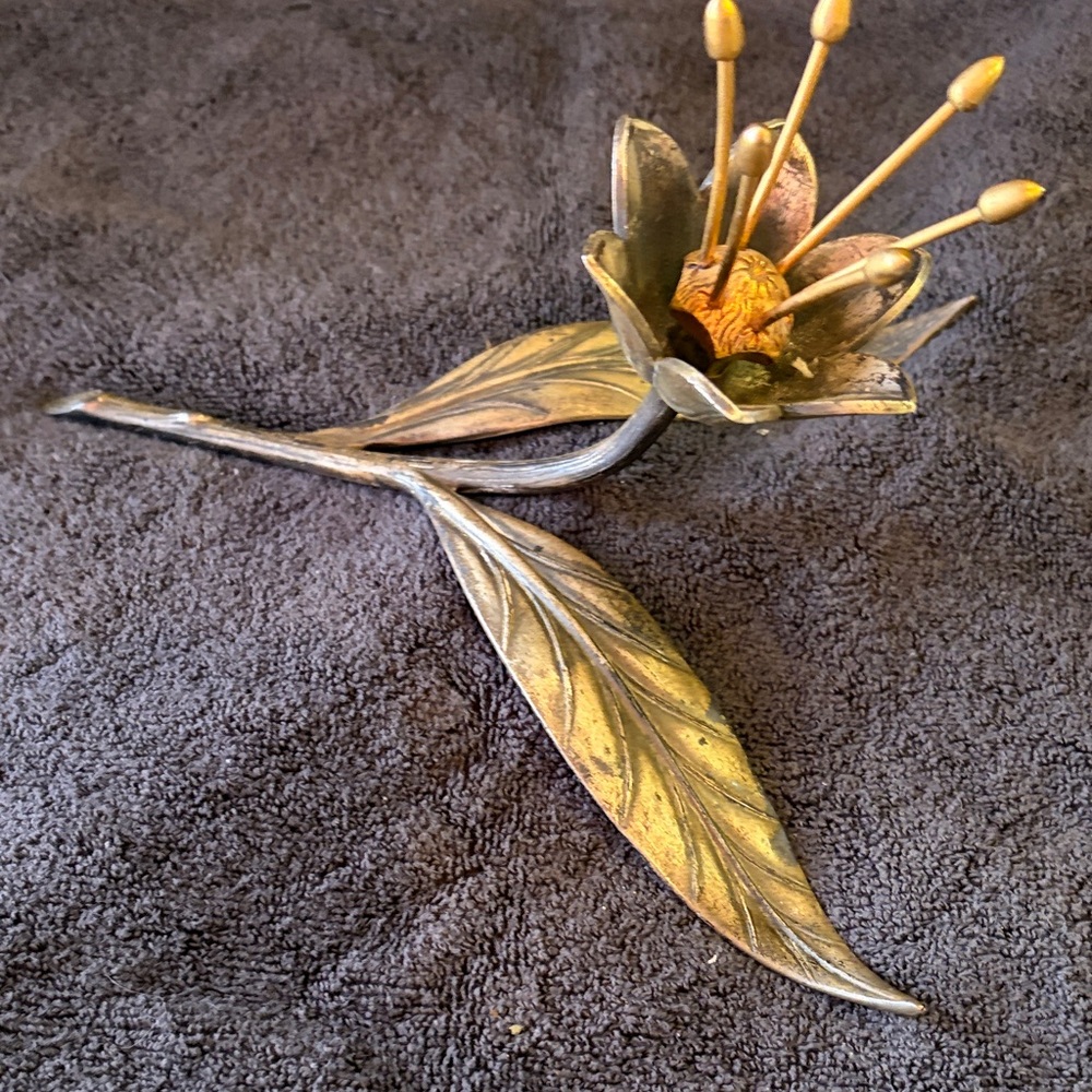 Elegant Gold Flower